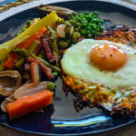oeuf sur rösti de légumes